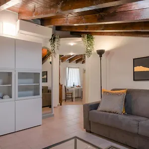 Appartamento Lovely Mansard Portelle With Private Parking And Bike Storage, Iseo